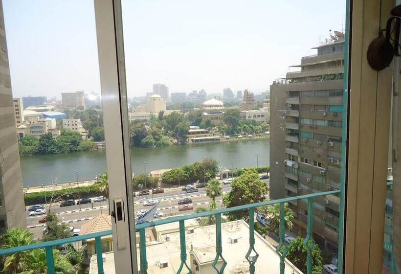 اتاق لوکس با چشمانداز شهر, Pharaohs