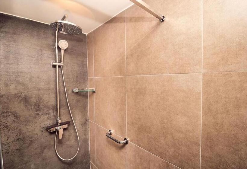 اتاق استاندارد با چشمانداز شهر, Sarakawa