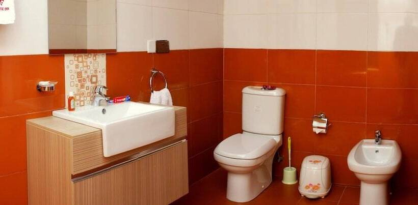 سوییت اجرایی, White Horse Inn