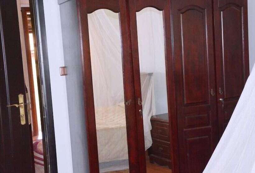 سوییت اجرایی, White Horse Inn