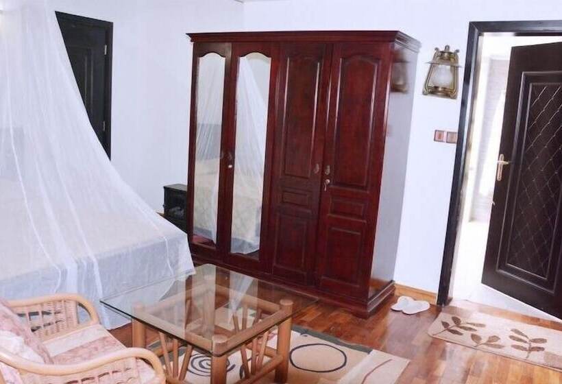 سوییت اجرایی, White Horse Inn