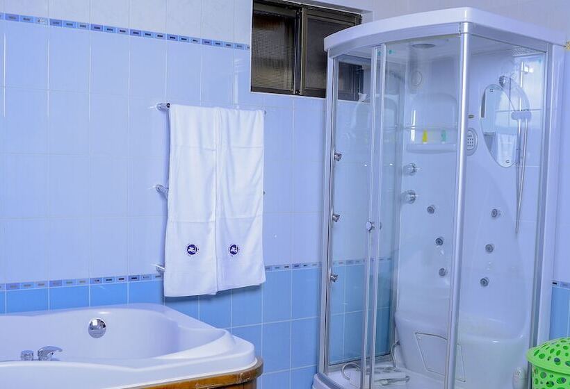 سوییت اجرایی, White Horse Inn