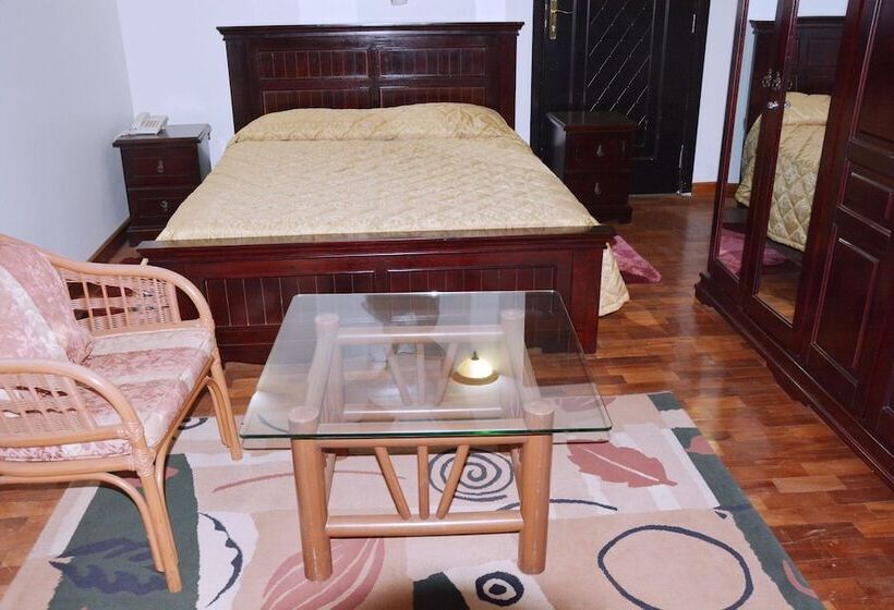 سوییت اجرایی, White Horse Inn