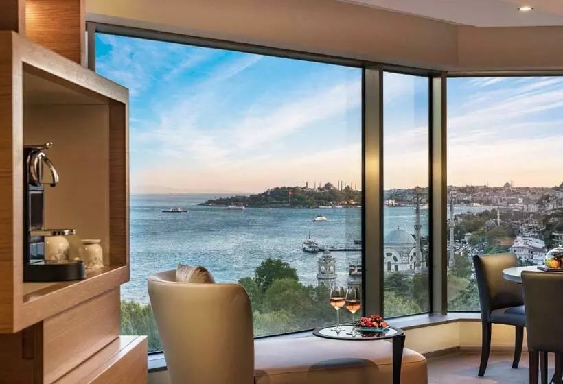 Deluxe Suite with Views, Swissotel The Bosphorus Istanbul