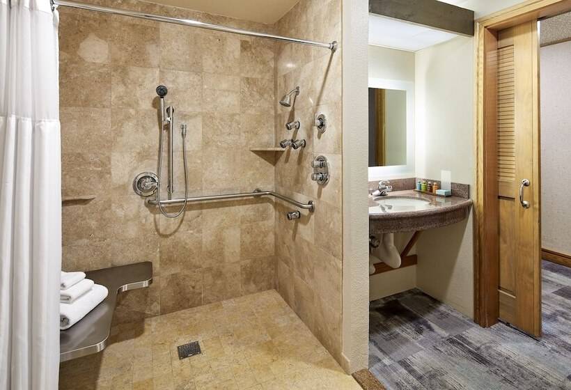 Deluxe Room, Cavalier Oceanfront Resort