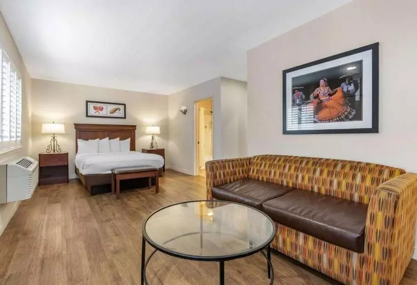 سوییت لوکس, Best Western Rose Garden Inn