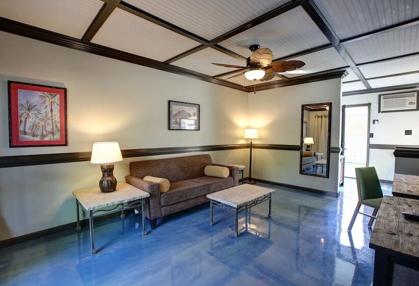 Suite, Caliente Tropics