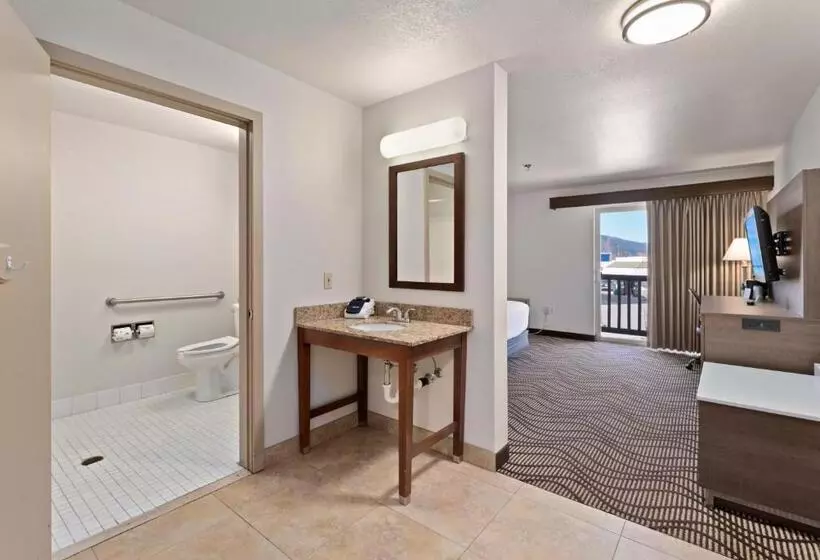 身障者適用キングサイズベッドルーム, Cedar Street Hotel & Suites