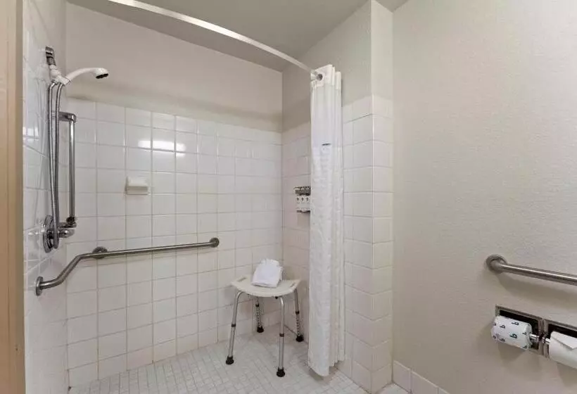 身障者適用キングサイズベッドルーム, Cedar Street Hotel & Suites