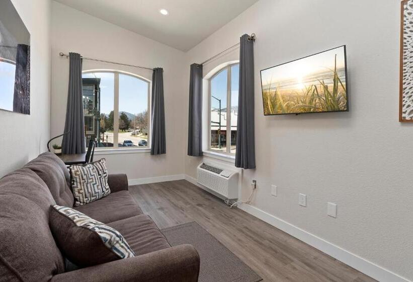 شقة غرفة واحدة, Cedar Street Hotel & Suites