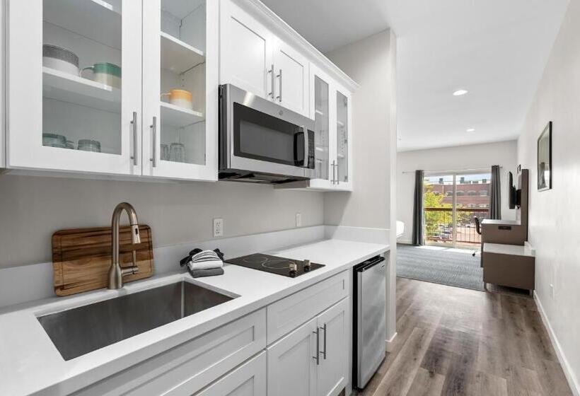 جناح سوبيريور, Cedar Street Hotel & Suites