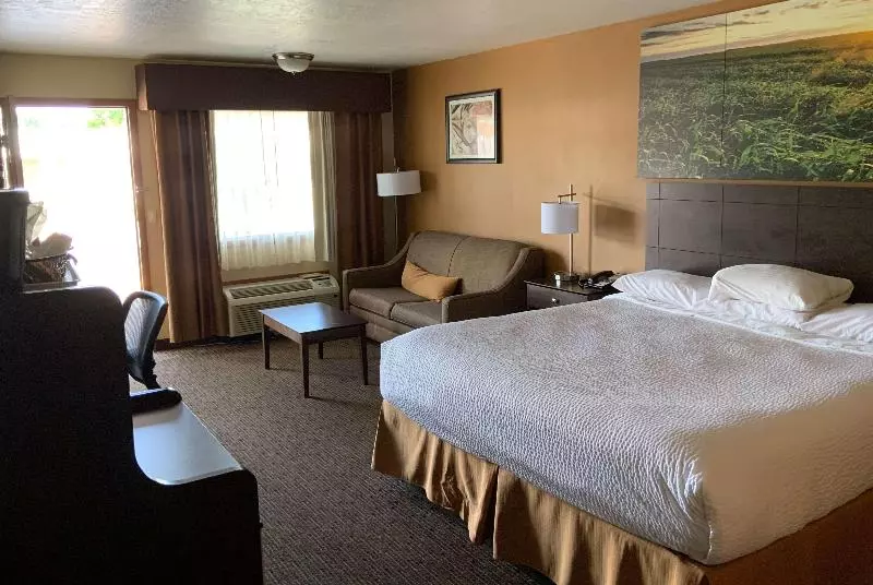 キングサイズベッドのスイートルーム, Days Inn By Wyndham Wauseon