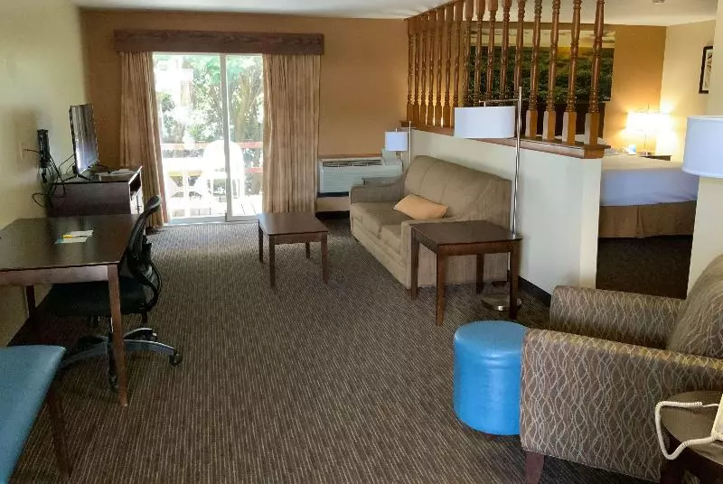 キングサイズベッドのスイートルーム, Days Inn By Wyndham Wauseon