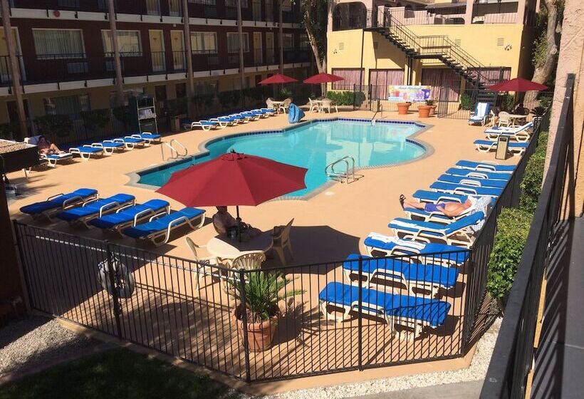 اتاق استاندارد با چشم‌انداز استخر, Mardi Gras Hotel & Casino