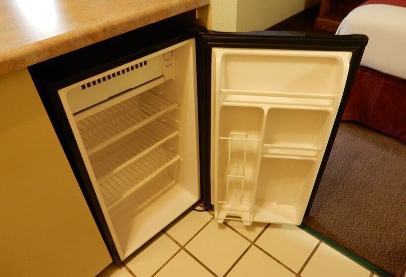 اتاق استاندارد با چشم‌انداز استخر, Mardi Gras Hotel & Casino