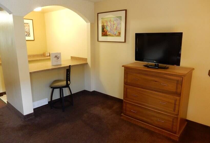 اتاق استاندارد با چشم‌انداز استخر, Mardi Gras Hotel & Casino