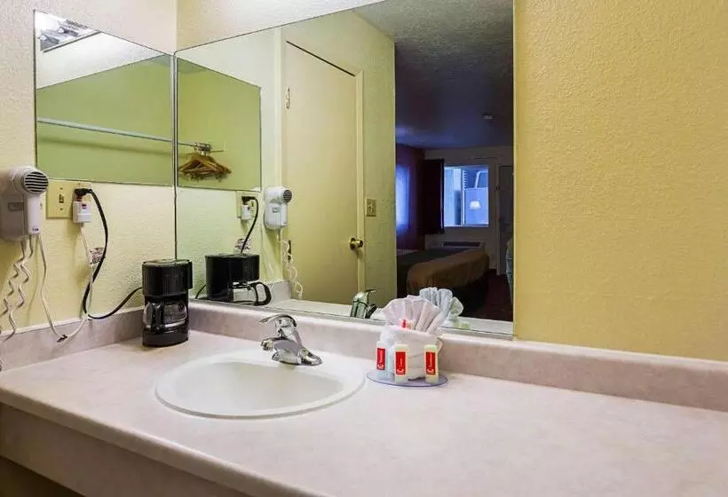身障者適用キングサイズベッドルーム, Econo Lodge Hurricane Zion Park Area
