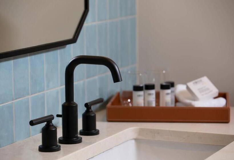 غرفة قياسية مطلّة علي البحيرة, Merriweather Lakehouse Hotel, Autograph Collection