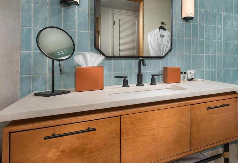 غرفة قياسية مطلّة علي البحيرة, Merriweather Lakehouse Hotel, Autograph Collection