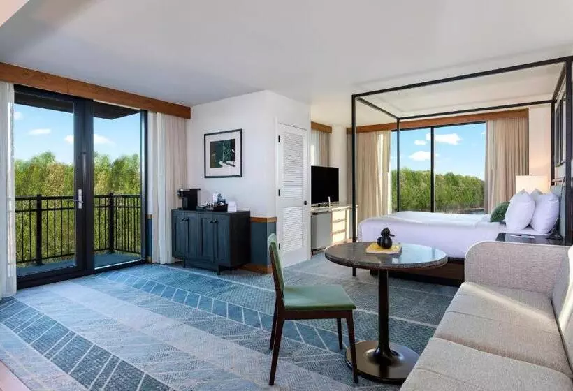 キングサイズベッドのジュニアスイート, Merriweather Lakehouse Hotel, Autograph Collection