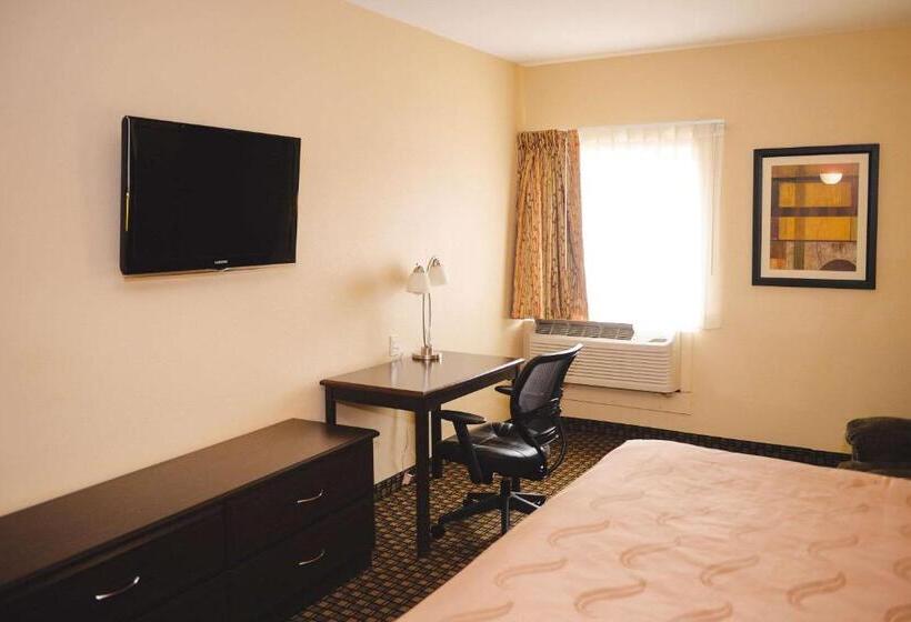 Люкс Кровать Кинг, Quality Inn & Suites Ames Conference Center Near Isu Campus