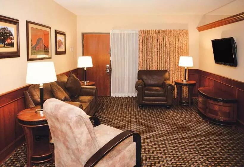 キングサイズベッドのスイートルーム, Quality Inn & Suites Ames Conference Center Near Isu Campus