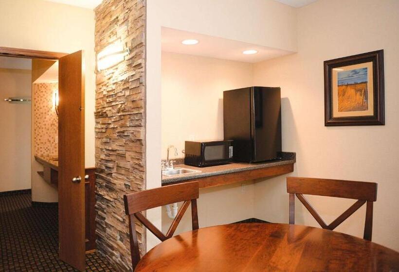 Люкс Кровать Кинг, Quality Inn & Suites Ames Conference Center Near Isu Campus