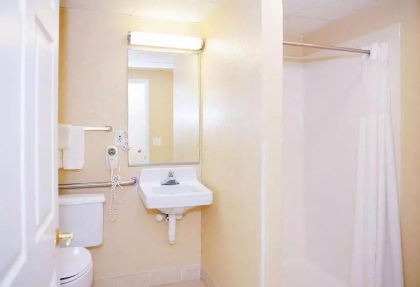 身障者適用キングサイズベッドルーム, Quality Inn & Suites Ames Conference Center Near Isu Campus