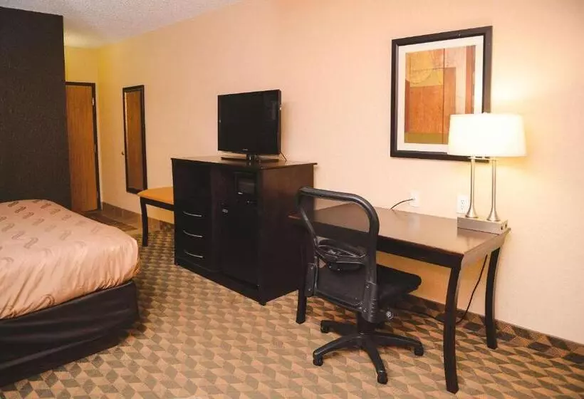 身障者適用キングサイズベッドルーム, Quality Inn & Suites Ames Conference Center Near Isu Campus
