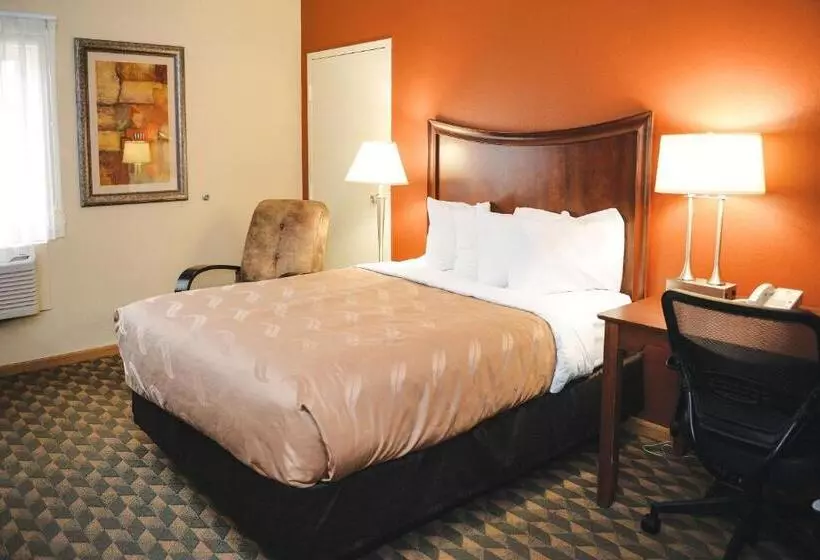 身障者適用キングサイズベッドルーム, Quality Inn & Suites Ames Conference Center Near Isu Campus