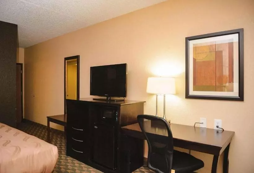 身障者適用キングサイズベッドルーム, Quality Inn & Suites Ames Conference Center Near Isu Campus
