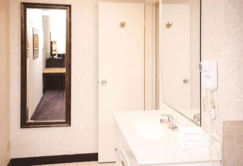 جناح مزود بجاكوزى, Quality Inn & Suites Ames Conference Center Near Isu Campus