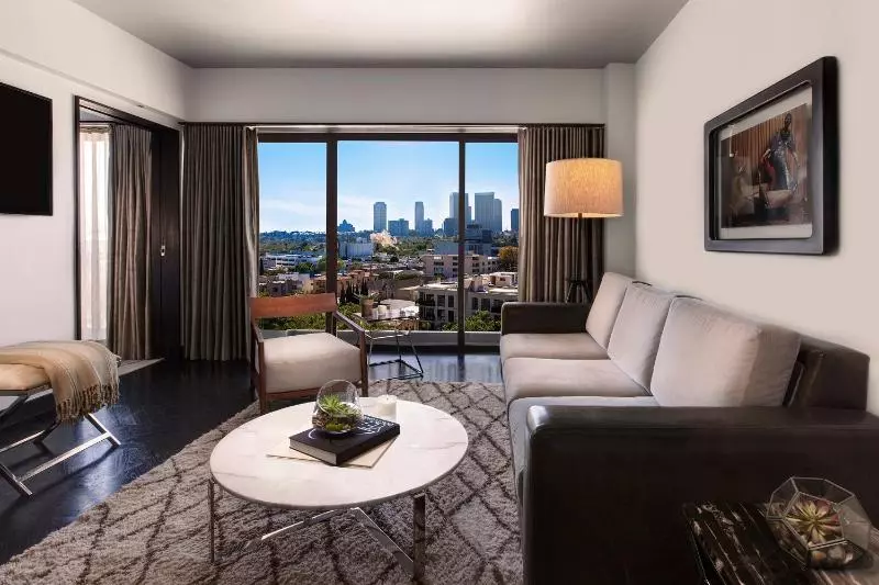 سوئیت با تخت بزرگ, Sixty Beverly Hills