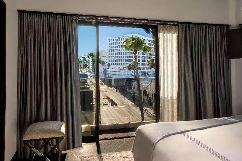 سوییت, Sixty Beverly Hills