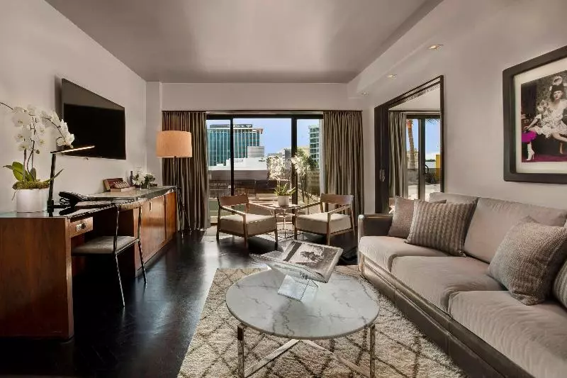 سوییت, Sixty Beverly Hills