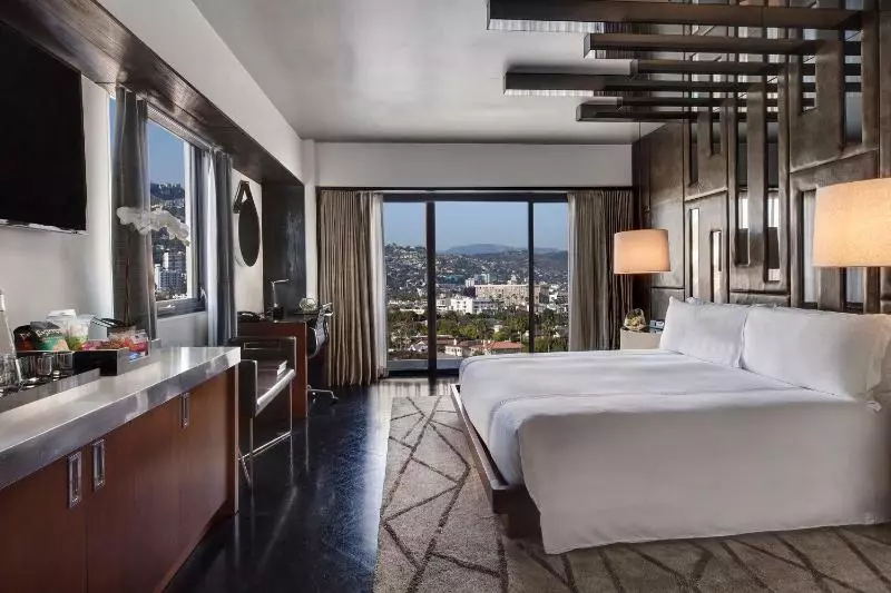 سوییت, Sixty Beverly Hills