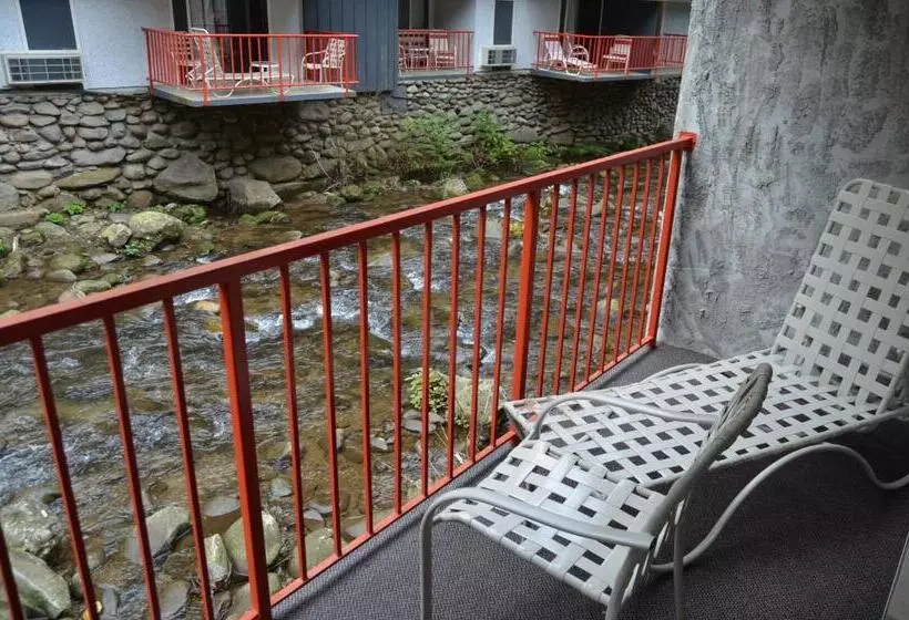 バルコニー付きスタンダードルーム, Zoders Inn And Suites