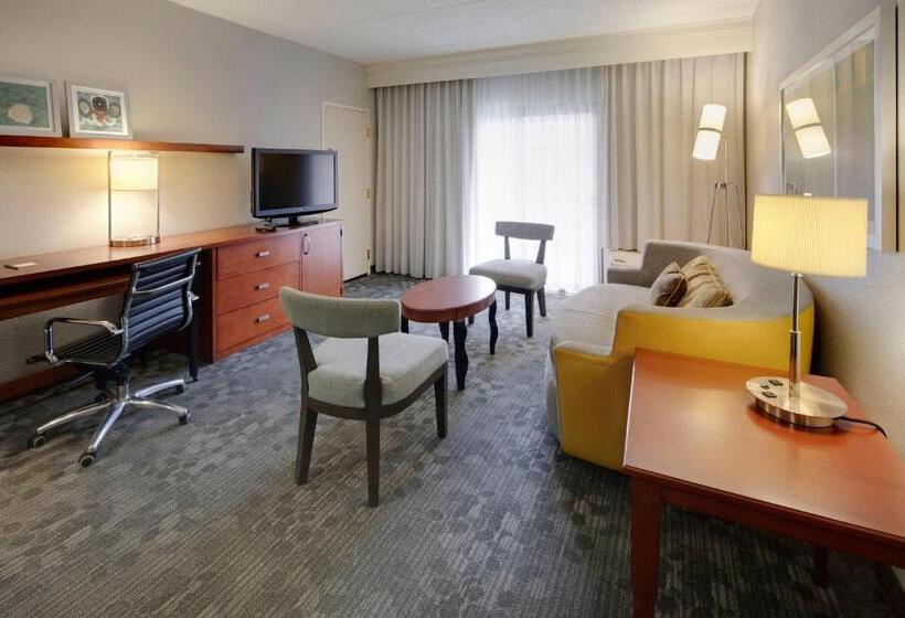 キングサイズベッドのスイートルーム, Courtyard By Marriott Atlanta Windy Hill/ballpark