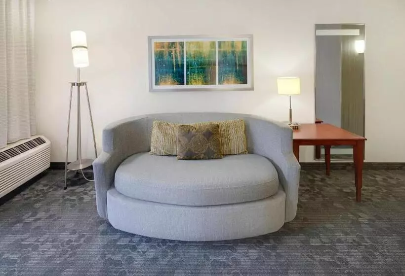 キングサイズベッドのスイートルーム, Courtyard By Marriott Atlanta Windy Hill/ballpark