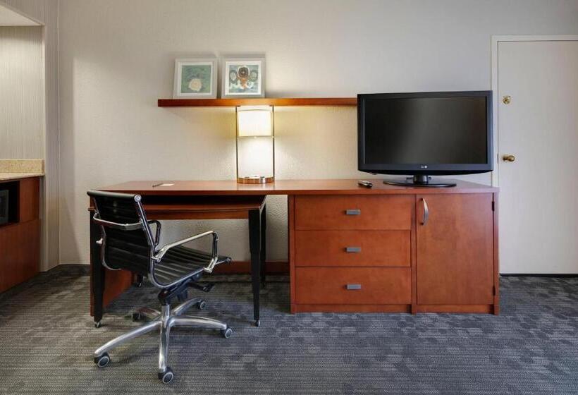 キングサイズベッドのスイートルーム, Courtyard By Marriott Atlanta Windy Hill/ballpark