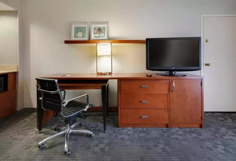 キングサイズベッドのスイートルーム, Courtyard By Marriott Atlanta Windy Hill/ballpark