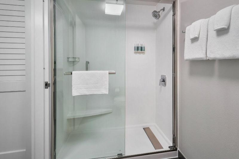 غرفة قياسية سرير كينج, Courtyard By Marriott New Carrollton Landover