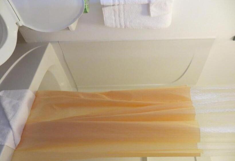 جناح ديلوكس سرير كينج, Days Inn By Wyndham Kingdom City