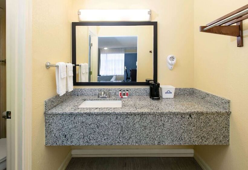 Номер Стандарт 2 Двуспальные Кровати, Days Inn By Wyndham Natchez