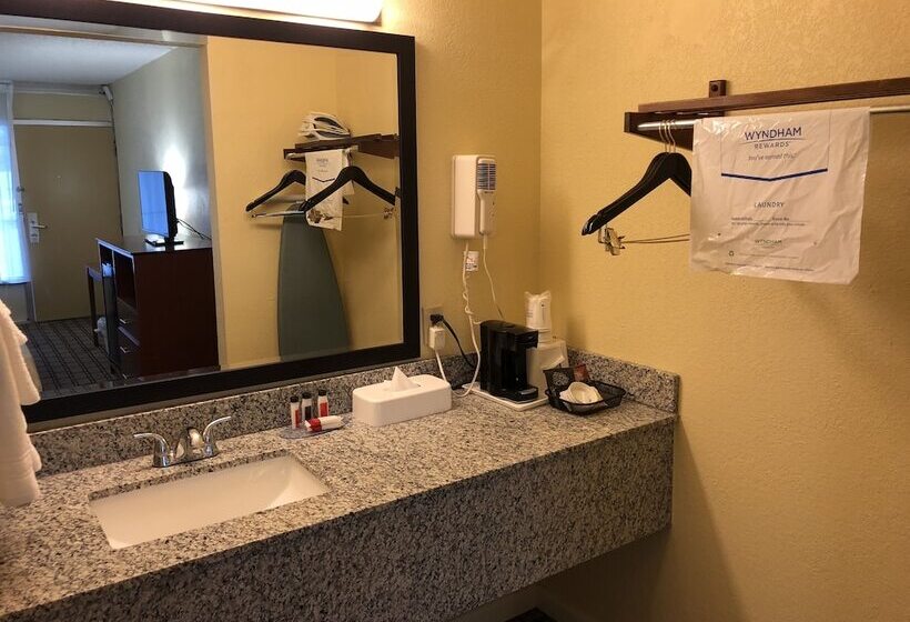 غرفه قياسيه سريرين مزدوجين, Days Inn By Wyndham Natchez