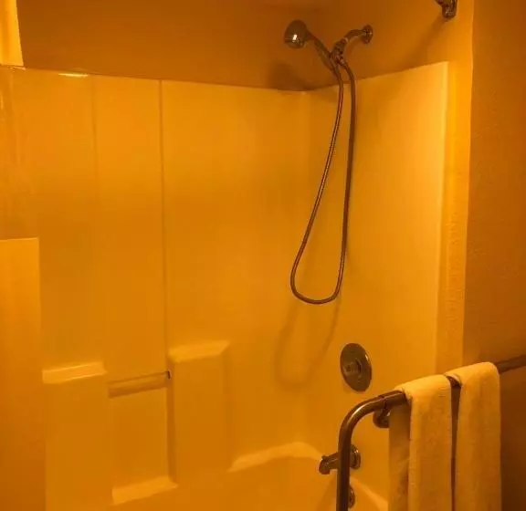 Standard-invahuone Queen-vuode, Days Inn By Wyndham Natchez