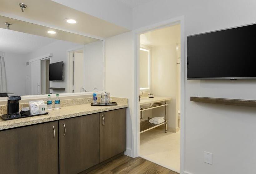 Suite z Balkonem, Sheraton Suites Market Center Dallas