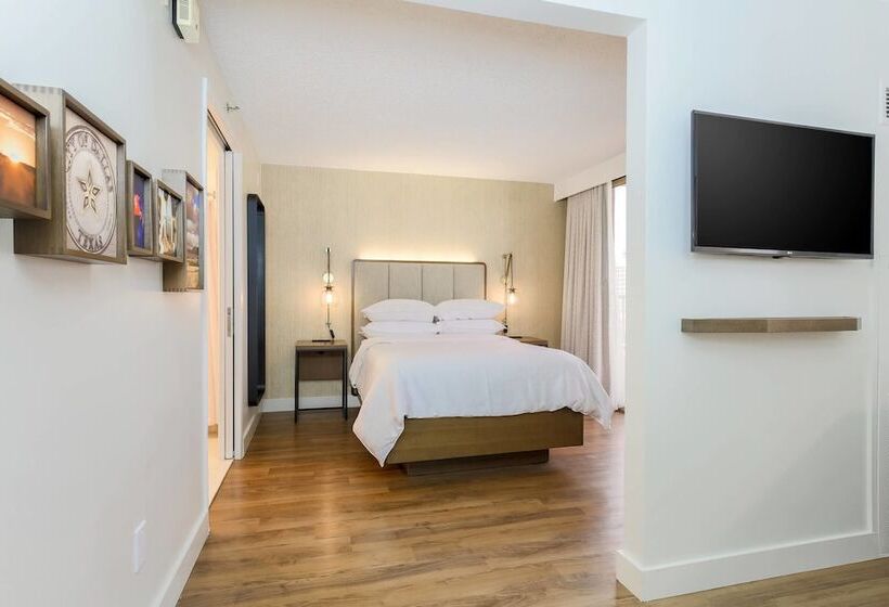 Suite z Balkonem, Sheraton Suites Market Center Dallas