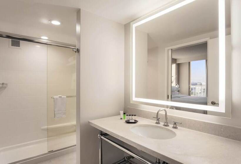 Suite z Balkonem, Sheraton Suites Market Center Dallas