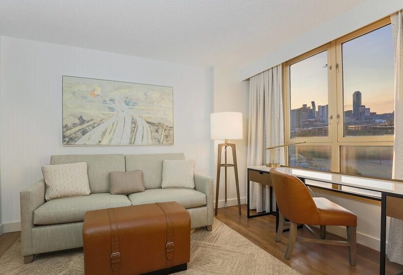 带城市景观的套间, Sheraton Suites Market Center Dallas